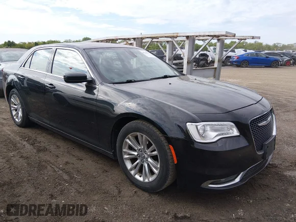 ✅ 2017 Chrysler 300 Limited • VIN: 2C3CCAAG2HH617854 • Lot: 45114055. Wystawiony na IAAI z przebiegiem 102 676 mil. Bezpłatny archiwum sprzedaży aukcyjnych z USA i szczegółowy raport historii pojazdu na DreamBid. Zdjęcie 1.