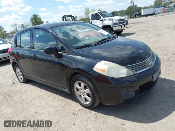 ✅ 2009 Nissan Versa S • VIN: 3N1BC13E89L406561 • Lot: 44794064. Wystawiony na IAAI z przebiegiem 113 967 mil. Bezpłatny archiwum sprzedaży aukcyjnych z USA i szczegółowy raport historii pojazdu na DreamBid. Zdjęcie 1.