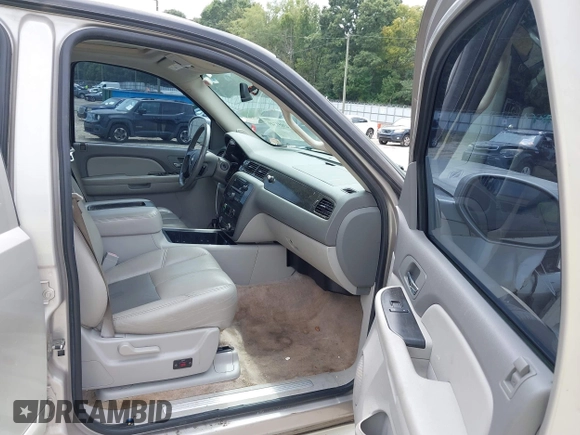 ✅ 2007 Chevrolet Suburban LTZ • VIN: 3GNFK163X7G217774 • Lot: 43051349. Wystawiony na IAAI z przebiegiem 239 882 mil. Bezpłatny archiwum sprzedaży aukcyjnych z USA i szczegółowy raport historii pojazdu na DreamBid. Zdjęcie 5.