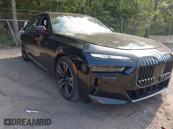 ✅ 2024 BMW 7 Series 740i xDrive • VIN: WBA33EH06RCR05826 • Lot: 42858106. Wystawiony na IAAI z przebiegiem 17 543 mil. Bezpłatny archiwum sprzedaży aukcyjnych z USA i szczegółowy raport historii pojazdu na DreamBid. Zdjęcie 1.
