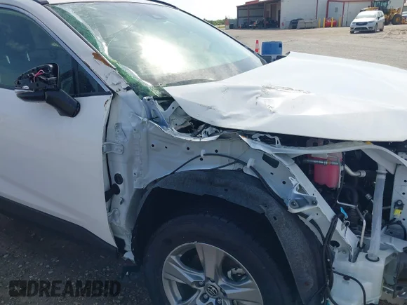✅ 2025 Toyota RAV4 Hybrid XLE • VIN: JTMRWRFV4SD297671 • Lot: 44726927. Wystawiony na IAAI z przebiegiem 6 755 mil. Bezpłatny archiwum sprzedaży aukcyjnych z USA i szczegółowy raport historii pojazdu na DreamBid. Zdjęcie 6.