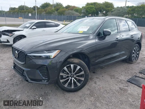 ✅ 2024 Volvo XC60 Plus Dark Theme • VIN: YV4L12RL9R1791846 • Lot: 42072459. Wystawiony na IAAI z przebiegiem 13 188 mil. Bezpłatny archiwum sprzedaży aukcyjnych z USA i szczegółowy raport historii pojazdu na DreamBid. Zdjęcie 2.