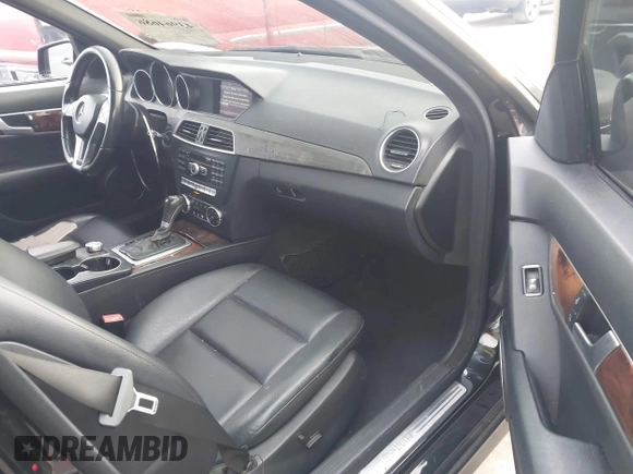 ✅ 2013 Mercedes-Benz C 250 Sport • VIN: WDDGF4HB5DG128991 • Lot: 43964686. Wystawiony na IAAI z przebiegiem 191 949 mil. Bezpłatny archiwum sprzedaży aukcyjnych z USA i szczegółowy raport historii pojazdu na DreamBid. Zdjęcie 5.