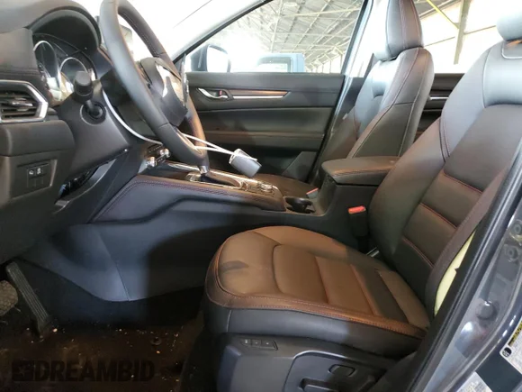 ✅ 2023 Mazda CX-5 S Carbon Edition • VIN: JM3KFBCM3P0100130 • Лот: 71858532. Опубліковано раніше на Copart з пробігом 2 246 миль. Безкоштовний доступ до архіву аукціонних продажів зі США та докладний звіт про історію автомобіля на DreamBid. Зображення 7.