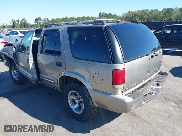 ✅ 2001 Chevrolet Blazer LT • VIN: 1GNCS13W112132307 • Lot: 43461551. Wystawiony na IAAI z przebiegiem 233 455 mil. Bezpłatny archiwum sprzedaży aukcyjnych z USA i szczegółowy raport historii pojazdu na DreamBid. Zdjęcie 3.