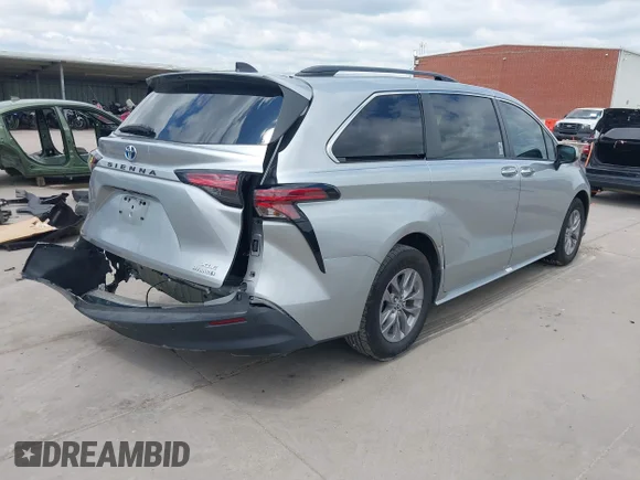 ✅ 2022 Toyota Sienna XLE • VIN: 5TDYRKEC5NS085171 • Lot: 45071344. Listed on IAAI with 33,654 mi. Free auction sales archive from the USA and detailed vehicle history report at DreamBid. Image 4.