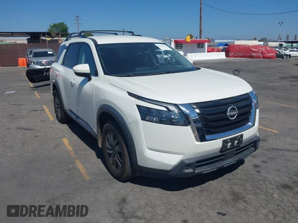 ✅ 2023 Nissan Pathfinder SV • VIN: 5N1DR3BA5PC213898 • Лот: 45613042. Опубліковано раніше на IAAI з пробігом 38 278 миль. Безкоштовний доступ до архіву аукціонних продажів зі США та докладний звіт про історію автомобіля на DreamBid. Зображення 1.