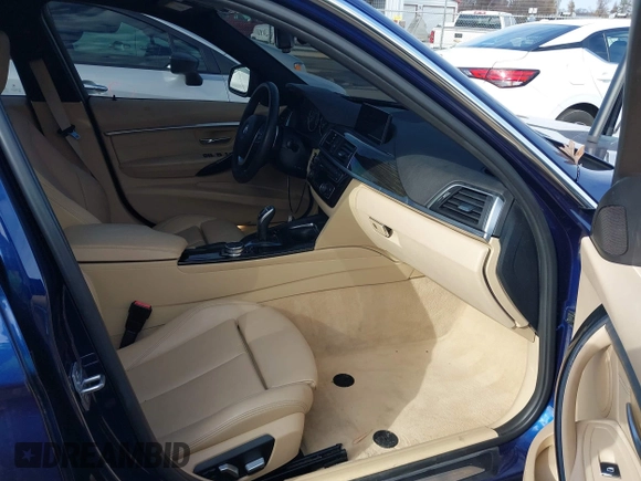 ✅ 2016 BMW 3 Series 328i • VIN: WBA8E9G53GNT42644 • Lot: 43929174. Wystawiony na IAAI z przebiegiem 47 069 mil. Bezpłatny archiwum sprzedaży aukcyjnych z USA i szczegółowy raport historii pojazdu na DreamBid. Zdjęcie 5.