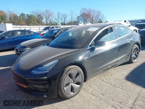✅ 2019 Tesla Model 3 Mid Range • VIN: 5YJ3E1EA6KF323947 • Lot: 43769383. Wystawiony na IAAI z przebiegiem 62 509 mil. Bezpłatny archiwum sprzedaży aukcyjnych z USA i szczegółowy raport historii pojazdu na DreamBid. Zdjęcie 2.