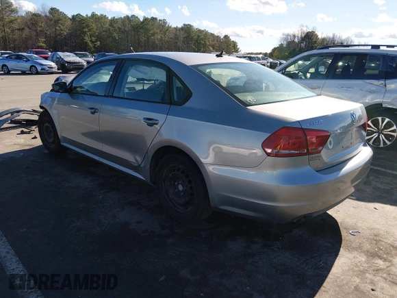 ✅ 2014 Volkswagen Passat S • VIN: 1VWAH7A38EC007957 • Lot: 43979694. Wystawiony na IAAI z przebiegiem 101 609 mil. Bezpłatny archiwum sprzedaży aukcyjnych z USA i szczegółowy raport historii pojazdu na DreamBid. Zdjęcie 3.