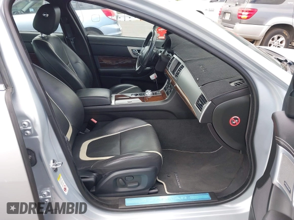 ✅ 2015 Jaguar XF Portfolio • VIN: SAJWA0F74F8U65601 • Lot: 43176856. Wystawiony na IAAI z przebiegiem 93 637 mil. Bezpłatny archiwum sprzedaży aukcyjnych z USA i szczegółowy raport historii pojazdu na DreamBid. Zdjęcie 5.