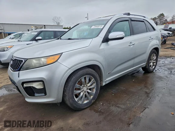 ✅ 2013 Kia Sorento SX • VIN: 5XYKWDA2XDG335071 • Лот: 72968815. Опубліковано раніше на Copart з пробігом 199 491 миль. Безкоштовний доступ до архіву аукціонних продажів зі США та докладний звіт про історію автомобіля на DreamBid. Зображення 1.