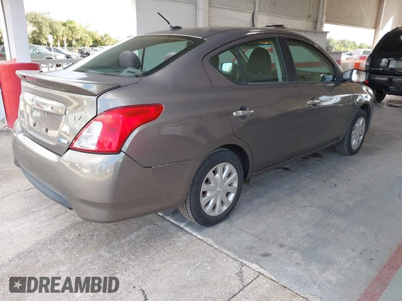 ✅ 2015 Nissan Versa SV • VIN: 3N1CN7APXFL928643 • Lot: 44124449. Wystawiony na IAAI z przebiegiem 135 687 mil. Bezpłatny archiwum sprzedaży aukcyjnych z USA i szczegółowy raport historii pojazdu na DreamBid. Zdjęcie 4.