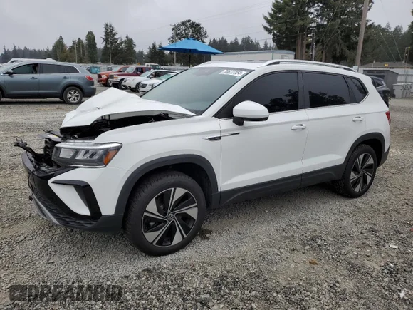 ✅ 2023 Volkswagen Taos SE • VIN: 3VVVX7B28PM363938 • Lot: 70672164. Wystawiony na Copart z przebiegiem 23 609 mil. Bezpłatny archiwum sprzedaży aukcyjnych z USA i szczegółowy raport historii pojazdu na DreamBid. Zdjęcie 1.