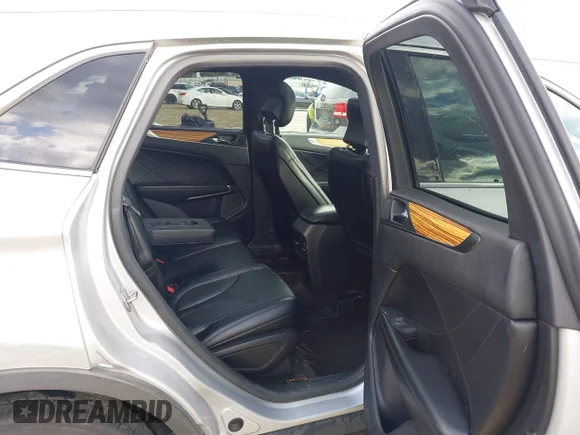 ✅ 2015 Lincoln MKC • VIN: 5LMTJ2AH5FUJ05184 • Lot: 43167789. Wystawiony na IAAI z przebiegiem 93 833 mil. Bezpłatny archiwum sprzedaży aukcyjnych z USA i szczegółowy raport historii pojazdu na DreamBid. Zdjęcie 8.