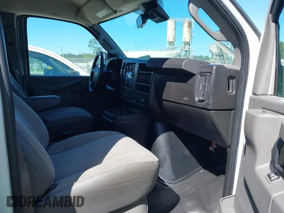 ✅ 2020 Chevrolet Express Cargo • VIN: 1GCWGAFG4L1252896 • Lot: 41996164. Wystawiony na IAAI z przebiegiem 117 417 mil. Bezpłatny archiwum sprzedaży aukcyjnych z USA i szczegółowy raport historii pojazdu na DreamBid. Zdjęcie 5.