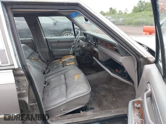 ✅ 1989 Lincoln Town Car • VIN: 1LNBM83F7KY767386 • Lot: 42423559. Wystawiony na IAAI z przebiegiem 249 023 mil. Bezpłatny archiwum sprzedaży aukcyjnych z USA i szczegółowy raport historii pojazdu na DreamBid. Zdjęcie 5.