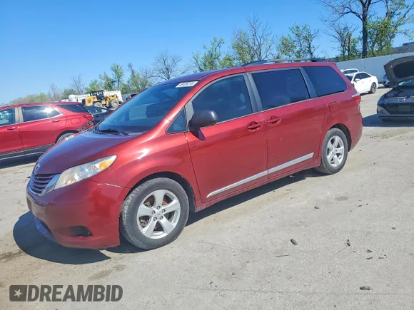 ✅ 2015 Toyota Sienna LE • VIN: 5TDKK3DC7FS670496 • Лот: 48406316. Опубликован ранее на Copart с пробегом 200 303 миль. Бесплатный доступ к архиву аукционных продаж из США и подробный отчёт об истории автомобиля на DreamBid. Изображение 1.