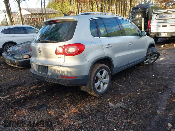 ✅ 2010 Volkswagen Tiguan S • VIN: WVGAV7AX8AW001739 • Lot: 43909421. Wystawiony na IAAI z przebiegiem 128 469 mil. Bezpłatny archiwum sprzedaży aukcyjnych z USA i szczegółowy raport historii pojazdu na DreamBid. Zdjęcie 4.