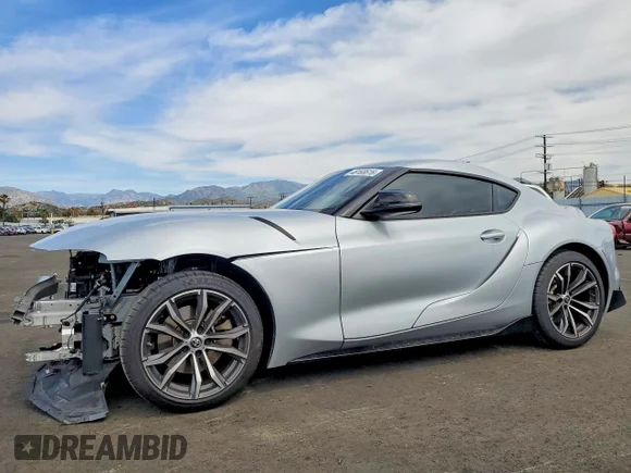 ✅ 2022 Toyota Supra 2.0 • VIN: WZ1DB2C06NW048935 • Lot: 48168616. Wystawiony na Copart z przebiegiem 42 590 mil. Bezpłatny archiwum sprzedaży aukcyjnych z USA i szczegółowy raport historii pojazdu na DreamBid. Zdjęcie 1.