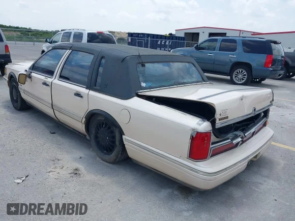 ✅ 1997 Lincoln Town Car Cartier • VIN: 1LNLM83W8VY627663 • Lot: 42392454. Wystawiony na IAAI z przebiegiem 209 440 mil. Bezpłatny archiwum sprzedaży aukcyjnych z USA i szczegółowy raport historii pojazdu na DreamBid. Zdjęcie 3.