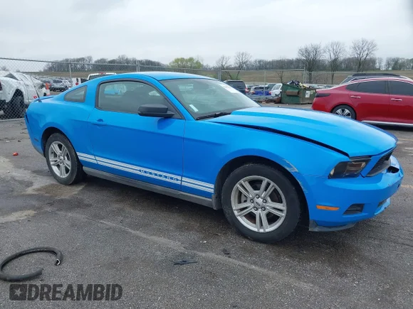 ✅ 2010 Ford Mustang V6 • VIN: 1ZVBP8AN3A5104609 • Lot: 44867696. Wystawiony na IAAI z przebiegiem 185 156 mil. Bezpłatny archiwum sprzedaży aukcyjnych z USA i szczegółowy raport historii pojazdu na DreamBid. Zdjęcie 1.