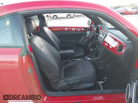 ✅ 2014 Volkswagen Beetle 2.5L • VIN: 3VWJP7AT5EM612259 • Lot: 43652723. Wystawiony na IAAI z przebiegiem 94 013 mil. Bezpłatny archiwum sprzedaży aukcyjnych z USA i szczegółowy raport historii pojazdu na DreamBid. Zdjęcie 5.