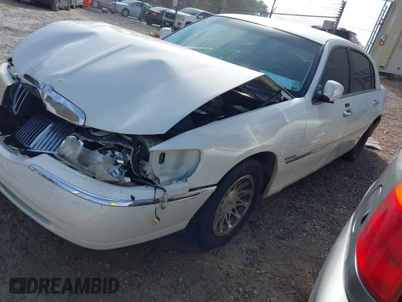 ✅ 2000 Lincoln Town Car Signature • VIN: 1LNHM82W4YY843604 • Lot: 41416846. Wystawiony na IAAI z przebiegiem 166 508 mil. Bezpłatny archiwum sprzedaży aukcyjnych z USA i szczegółowy raport historii pojazdu na DreamBid. Zdjęcie 2.