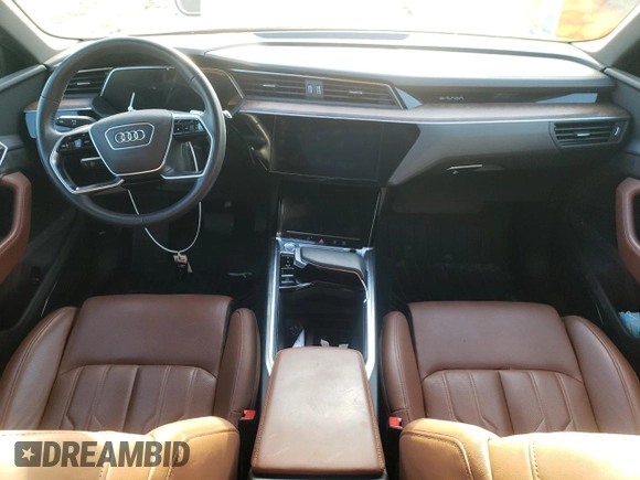 ✅ 2019 Audi e-tron Prestige • VIN: WA1VAAGE5KB024077 • Лот: 69376182. Опубліковано раніше на Copart з пробігом 34 077 миль. Безкоштовний доступ до архіву аукціонних продажів зі США та докладний звіт про історію автомобіля на DreamBid. Зображення 8.