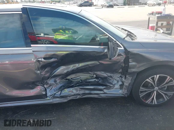 ✅ 2021 Volkswagen Passat SE • VIN: 1VWSA7A3XMC017137 • Lot: 43973993. Wystawiony na IAAI z przebiegiem 23 757 mil. Bezpłatny archiwum sprzedaży aukcyjnych z USA i szczegółowy raport historii pojazdu na DreamBid. Zdjęcie 6.