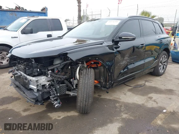 ✅ 2025 Audi Q6 e-tron Premium Plus • VIN: WA124BGF7SA017999 • Lot: 44176343. Wystawiony na IAAI z przebiegiem Nie podano. Bezpłatny archiwum sprzedaży aukcyjnych z USA i szczegółowy raport historii pojazdu na DreamBid. Zdjęcie 2.