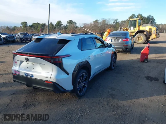 ✅ 2023 Toyota bZ4X XLE • VIN: JTMABACA0PA023842 • Lot: 43869192. Wystawiony na IAAI z przebiegiem 45 575 mil. Bezpłatny archiwum sprzedaży aukcyjnych z USA i szczegółowy raport historii pojazdu na DreamBid. Zdjęcie 4.