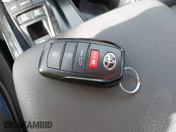 ✅ 2025 Toyota Camry SE • VIN: 4T1DBADK7SU516098 • Lot: 44884769. Wystawiony na IAAI z przebiegiem 43 881 mil. Bezpłatny archiwum sprzedaży aukcyjnych z USA i szczegółowy raport historii pojazdu na DreamBid. Zdjęcie 11.