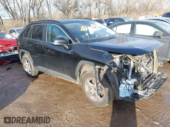 ✅ 2022 Toyota RAV4 XLE • VIN: 2T3W1RFVXNW206217 • Lot: 43963815. Wystawiony na IAAI z przebiegiem 95 729 mil. Bezpłatny archiwum sprzedaży aukcyjnych z USA i szczegółowy raport historii pojazdu na DreamBid. Zdjęcie 1.