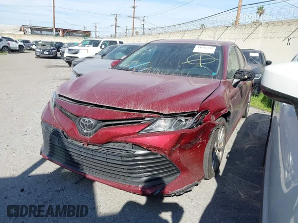 ✅ 2018 Toyota Camry LE • VIN: 4T1B11HK8JU512449 • Lot: 44141231. Wystawiony na IAAI z przebiegiem 122 744 mil. Bezpłatny archiwum sprzedaży aukcyjnych z USA i szczegółowy raport historii pojazdu na DreamBid. Zdjęcie 2.