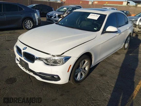 ✅ 2018 BMW 3 Series 330i • VIN: WBA8B9G55JNU99947 • Lot: 44291484. Wystawiony na IAAI z przebiegiem 76 345 mil. Bezpłatny archiwum sprzedaży aukcyjnych z USA i szczegółowy raport historii pojazdu na DreamBid. Zdjęcie 17.