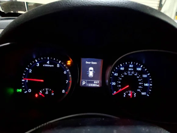 ✅ 2013 Hyundai Santa Fe Sport • VIN: 5XYZTDLB2DG007311 • Lot: 55032486. Wystawiony na Copart z przebiegiem 123 083 mil. Bezpłatny archiwum sprzedaży aukcyjnych z USA i szczegółowy raport historii pojazdu na DreamBid. Zdjęcie 9.