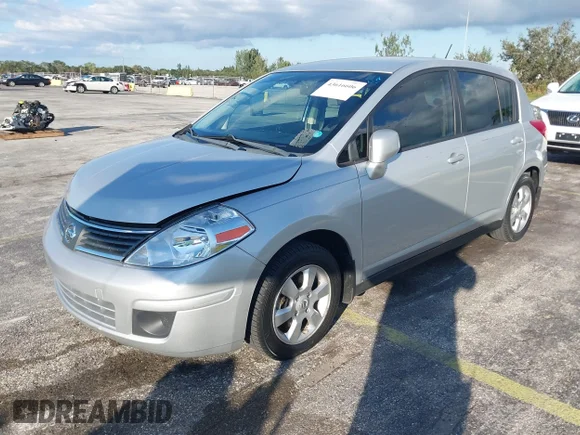 ✅ 2008 Nissan Versa S • VIN: 3N1BC13EX8L443304 • Лот: 43616606. Опубліковано раніше на IAAI з пробігом 98 341 миль. Безкоштовний доступ до архіву аукціонних продажів зі США та докладний звіт про історію автомобіля на DreamBid. Зображення 2.