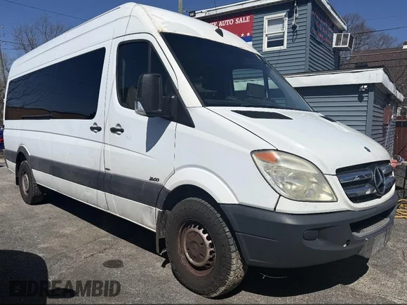 ✅ 2011 Mercedes-Benz Sprinter Passenger • VIN: WDZPE8CC2B5597890 • Lot: 45224094. Wystawiony na IAAI z przebiegiem 123 982 mil. Bezpłatny archiwum sprzedaży aukcyjnych z USA i szczegółowy raport historii pojazdu na DreamBid. Zdjęcie 1.