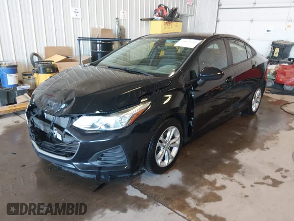 ✅ 2019 Chevrolet Cruze LS • VIN: 1G1BC5SM4K7149172 • Lot: 44679230. Wystawiony na IAAI z przebiegiem 136 996 mil. Bezpłatny archiwum sprzedaży aukcyjnych z USA i szczegółowy raport historii pojazdu na DreamBid. Zdjęcie 2.
