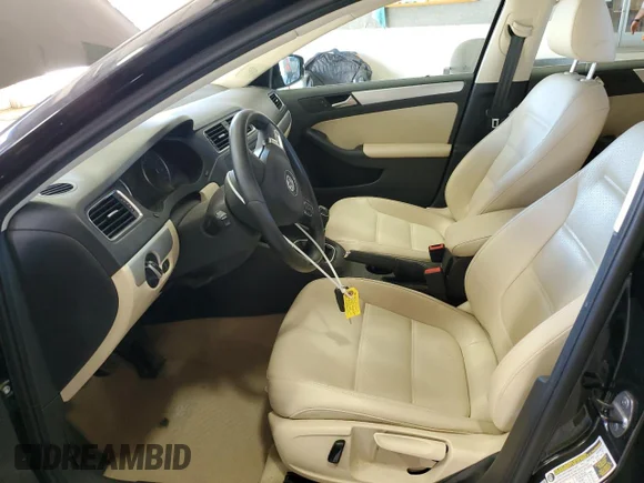 ✅ 2013 Volkswagen Jetta SE • VIN: 3VWBP7AJ5DM415299 • Lot: 75283194. Wystawiony na Copart z przebiegiem 53 627 mil. Bezpłatny archiwum sprzedaży aukcyjnych z USA i szczegółowy raport historii pojazdu na DreamBid. Zdjęcie 7.