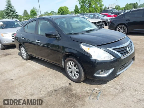 ✅ 2018 Nissan Versa SV • VIN: 3N1CN7AP7JL845812 • Лот: 45260281. Опубліковано раніше на IAAI з пробігом 129 741 миль. Безкоштовний доступ до архіву аукціонних продажів зі США та докладний звіт про історію автомобіля на DreamBid. Зображення 1.