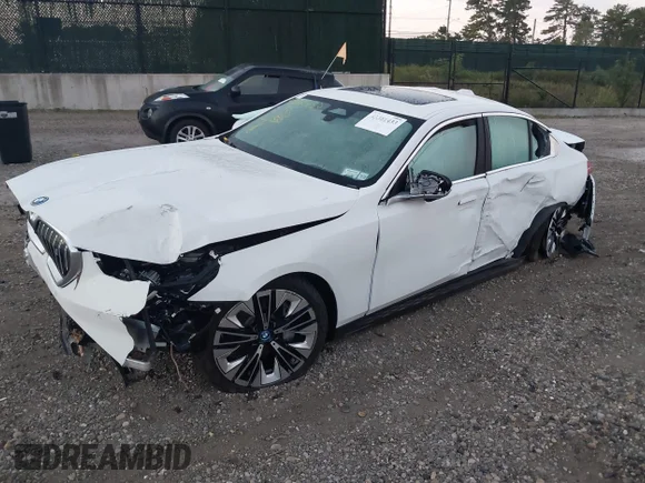 ✅ 2025 BMW i5 xDrive40 • VIN: WBY13HG06SCT23369 • Лот: 43381433. Опубликован ранее на IAAI с пробегом 2 592 миль. Бесплатный доступ к архиву аукционных продаж из США и подробный отчёт об истории автомобиля на DreamBid. Изображение 2.