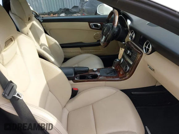 ✅ 2013 Mercedes-Benz SLK 250 • VIN: WDDPK4HA9DF057190 • Lot: 43648967. Wystawiony na IAAI z przebiegiem 137 476 mil. Bezpłatny archiwum sprzedaży aukcyjnych z USA i szczegółowy raport historii pojazdu na DreamBid. Zdjęcie 5.