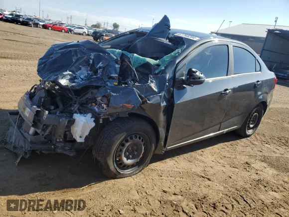 ✅ 2018 Chevrolet Sonic LS • VIN: 1G1JB5SG5J4121387 • Лот: 67793284. Опубліковано раніше на Copart з пробігом 67 894 миль. Безкоштовний доступ до архіву аукціонних продажів зі США та докладний звіт про історію автомобіля на DreamBid. Зображення 1.