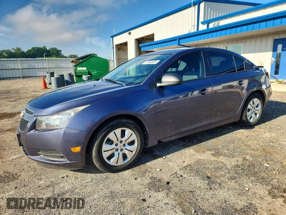✅ 2014 Chevrolet Cruze LS • VIN: 1G1PA5SH7E7447377 • Lot: 57866606. Wystawiony na Copart z przebiegiem 160 493 mil. Bezpłatny archiwum sprzedaży aukcyjnych z USA i szczegółowy raport historii pojazdu na DreamBid. Zdjęcie 1.