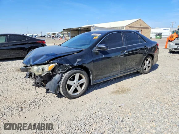 ✅ 2013 Toyota Camry SE • VIN: 4T1BF1FK4DU296429 • Лот: 55893026. Опубліковано раніше на Copart з пробігом 242 758 миль. Безкоштовний доступ до архіву аукціонних продажів зі США та докладний звіт про історію автомобіля на DreamBid. Зображення 1.