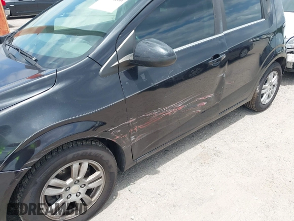 ✅ 2015 Chevrolet Sonic LT • VIN: 1G1JC6SH0F4142604 • Lot: 45084260. Wystawiony na IAAI z przebiegiem 95 338 mil. Bezpłatny archiwum sprzedaży aukcyjnych z USA i szczegółowy raport historii pojazdu na DreamBid. Zdjęcie 6.