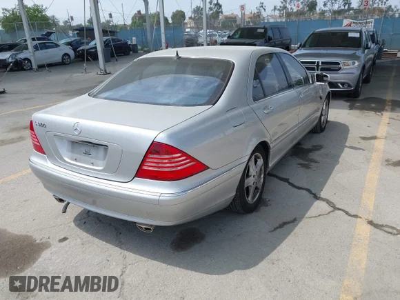 ✅ 2005 Mercedes-Benz S 500 • VIN: WDBNG75J15A441549 • Lot: 45145768. Wystawiony na IAAI z przebiegiem 64 049 mil. Bezpłatny archiwum sprzedaży aukcyjnych z USA i szczegółowy raport historii pojazdu na DreamBid. Zdjęcie 4.