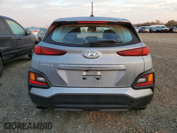 ✅ 2020 Hyundai Kona SE • VIN: KM8K12AA5LU579536 • Lot: 70356342. Wystawiony na Copart z przebiegiem 61 940 mil. Bezpłatny archiwum sprzedaży aukcyjnych z USA i szczegółowy raport historii pojazdu na DreamBid. Zdjęcie 6.